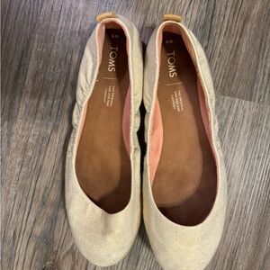TOMS Women’s size 8 White Flats